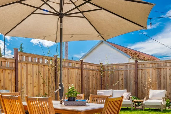 Gartenmöbel unter Sonnenschirm